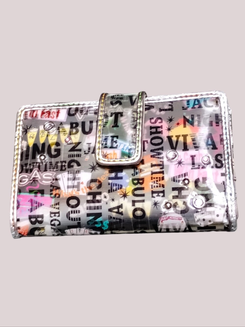 Relic Changing Hologram Las Vegas Graphic Zip Tri Fold Wallet with Heart Charm - Picture 2 of 12